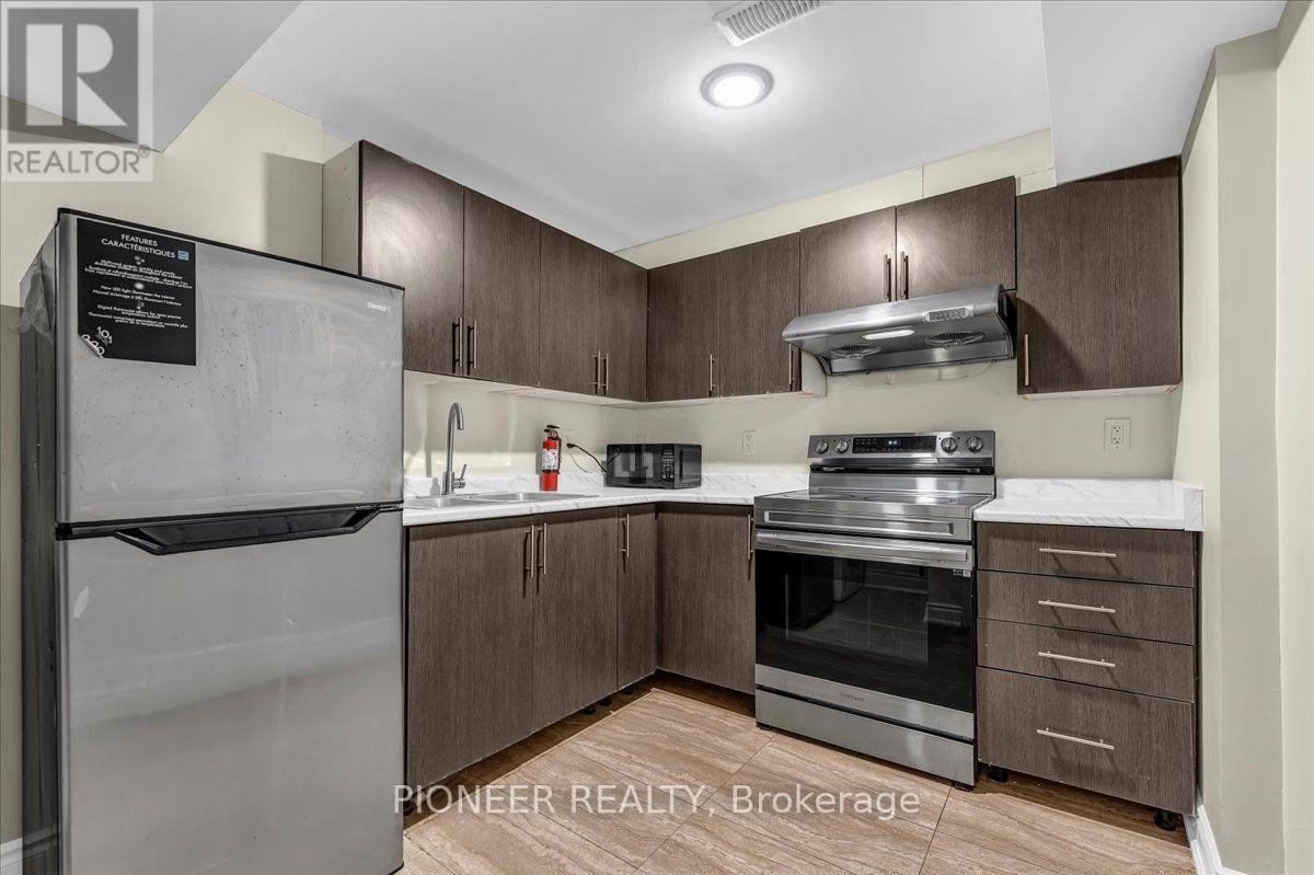 22 Wolverton Crescent, Brampton, ON - Indoor Photo Showing Kitchen With Double Sink