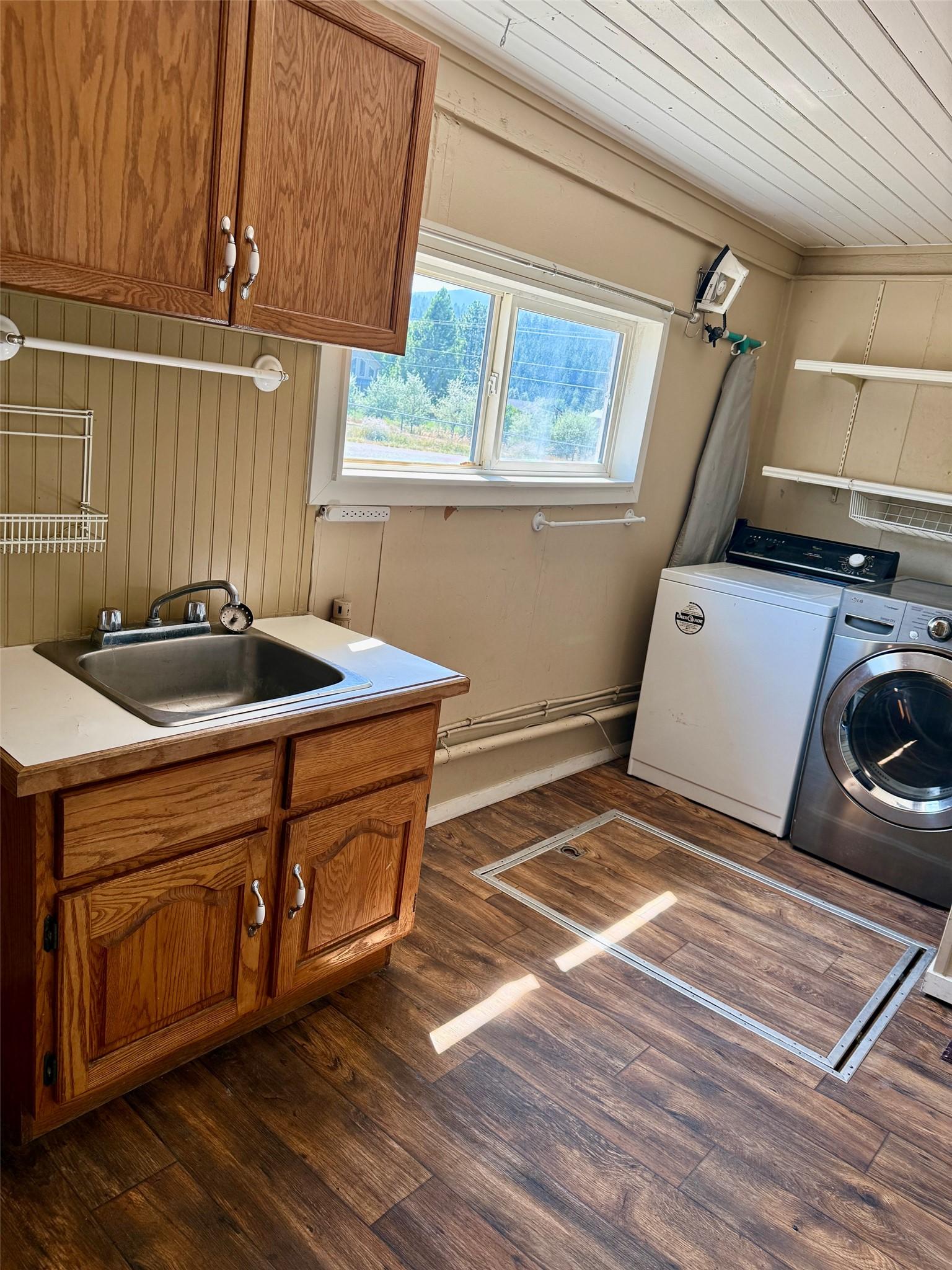 6195 & Lot 1 Cartwright Street, Wardner, BC - Indoor Photo Showing Laundry Room