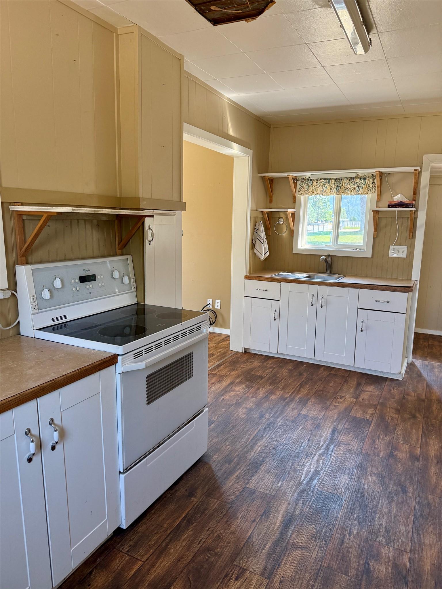 6195 & Lot 1 Cartwright Street, Wardner, BC - Indoor Photo Showing Kitchen
