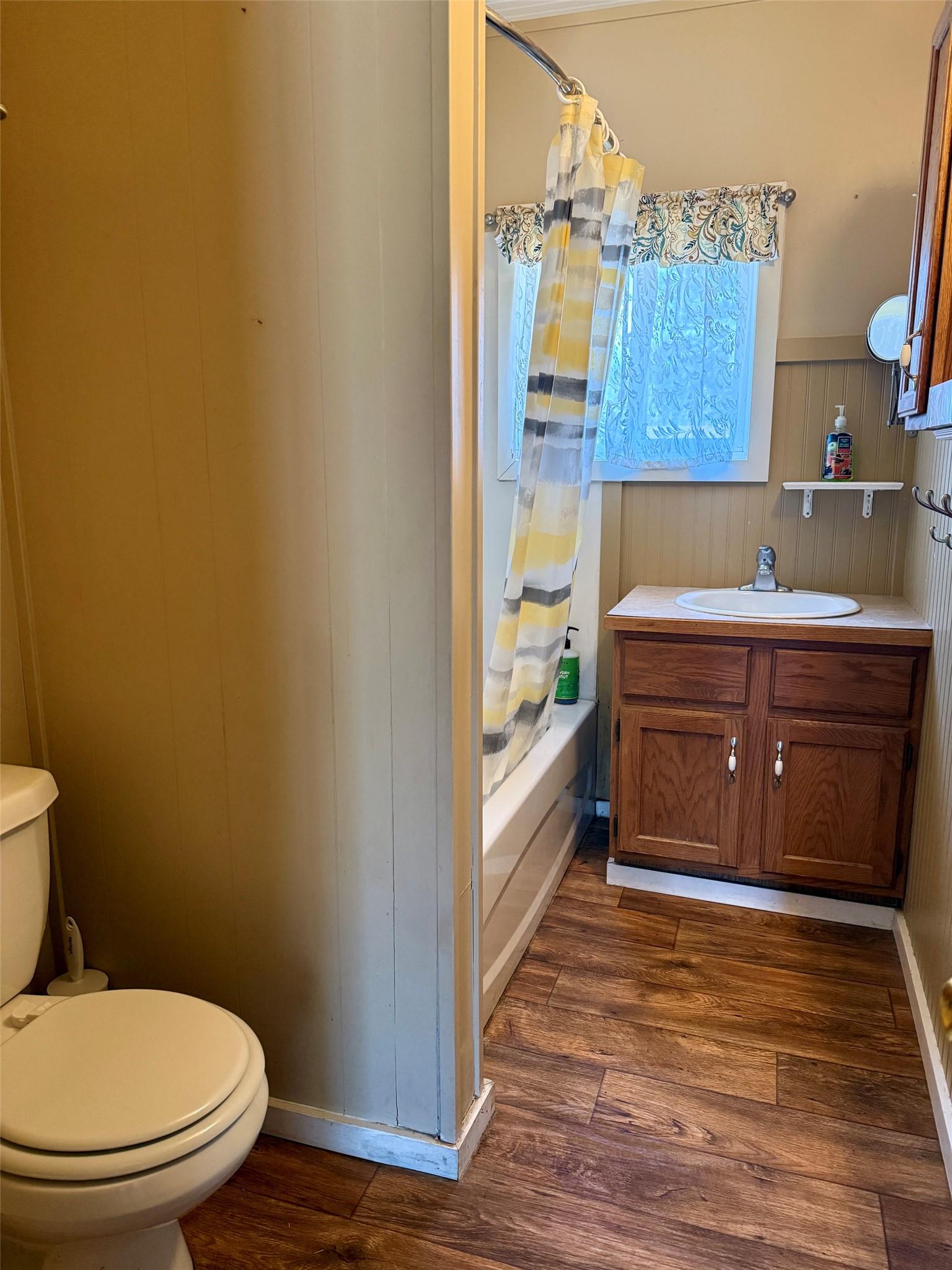 6195 & Lot 1 Cartwright Street, Wardner, BC - Indoor Photo Showing Bathroom