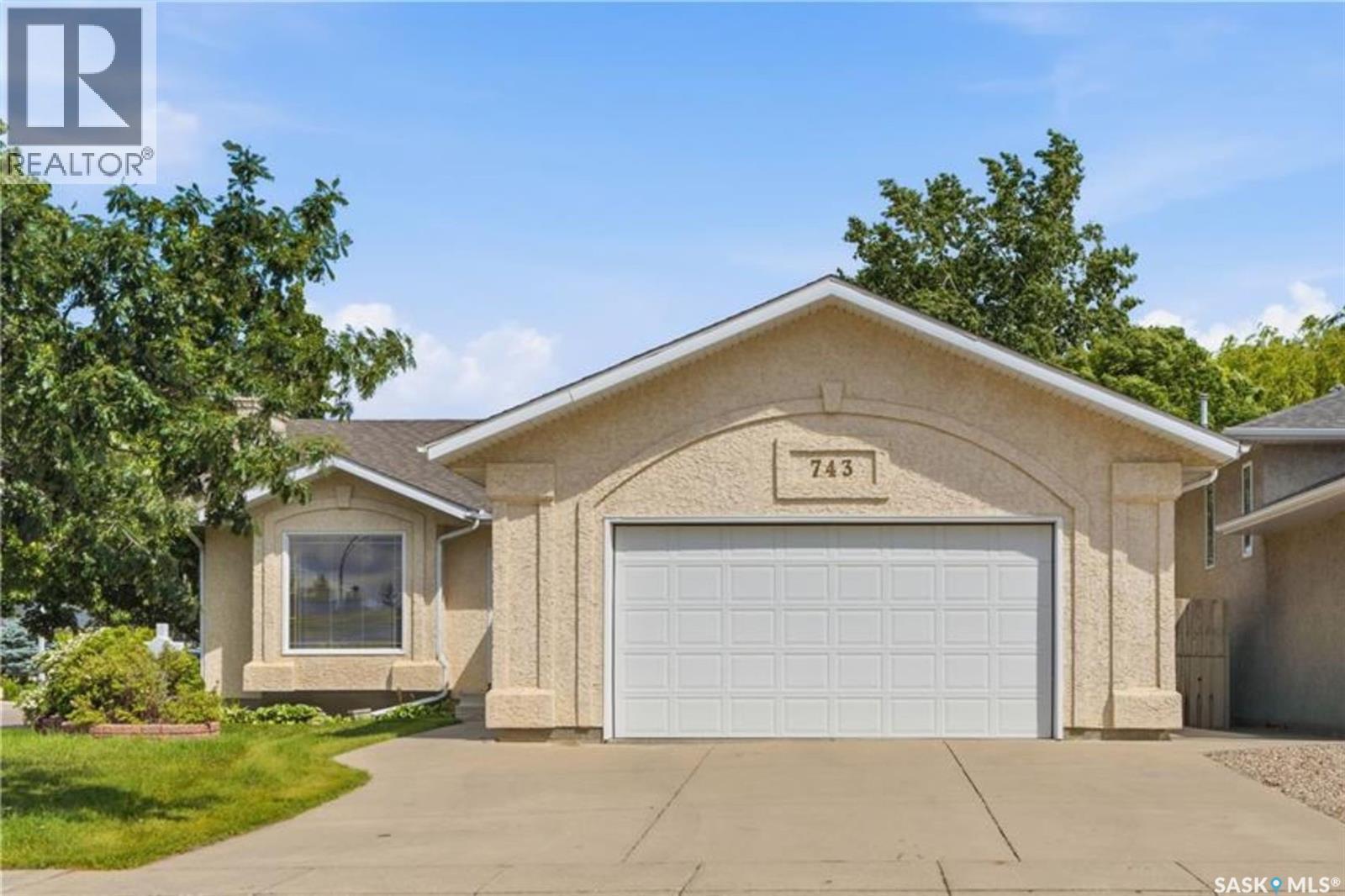 743 Pezer Court, Saskatoon, SK