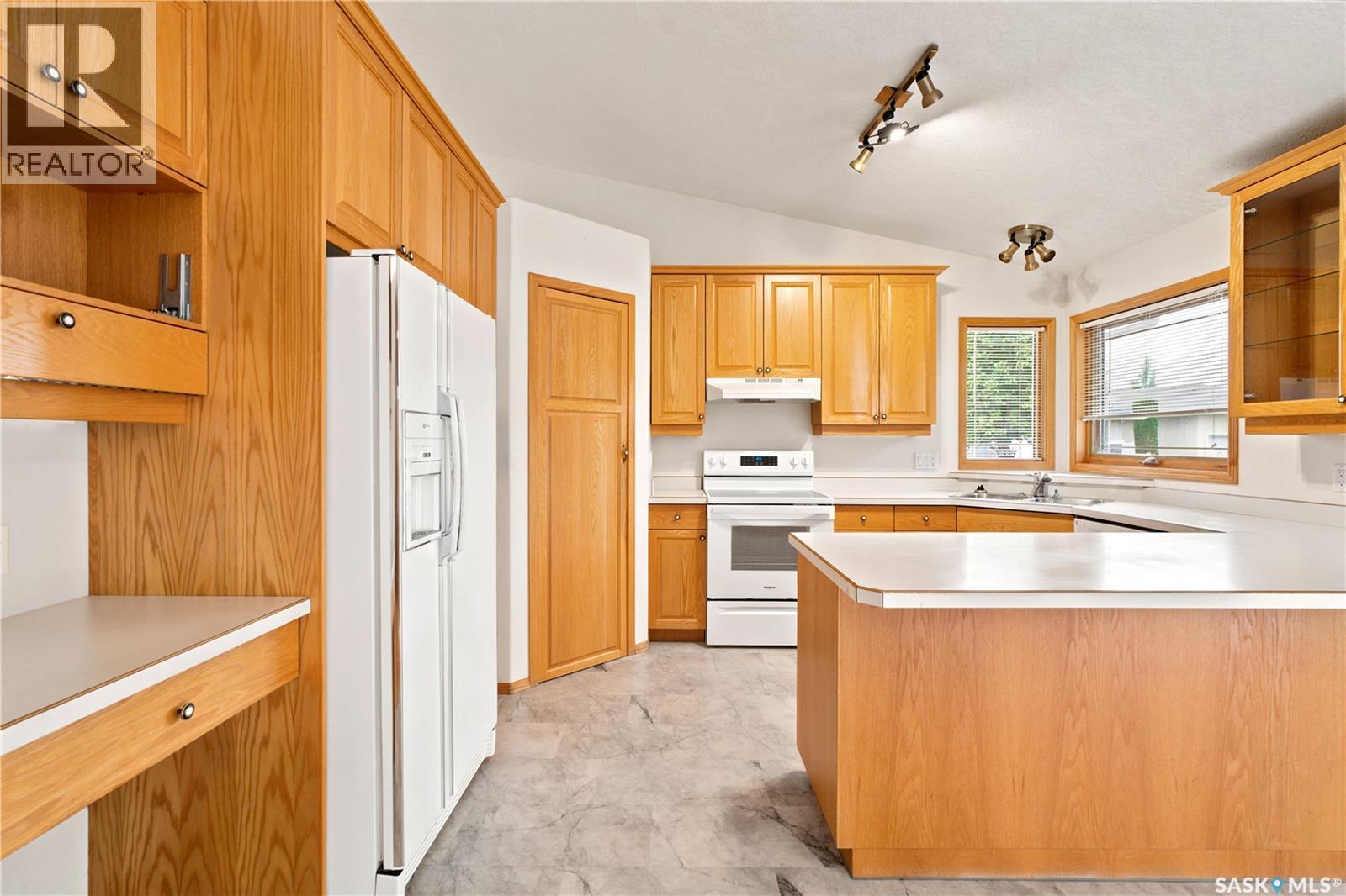 743 Pezer Court, Saskatoon, SK