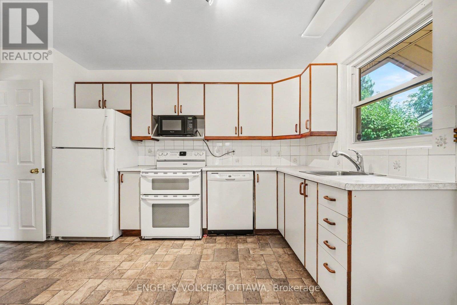 325 Summit Avenue, Ottawa, ON