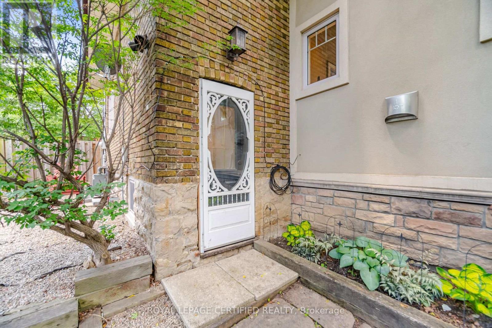 8 Elizabeth Street S, Brampton, ON