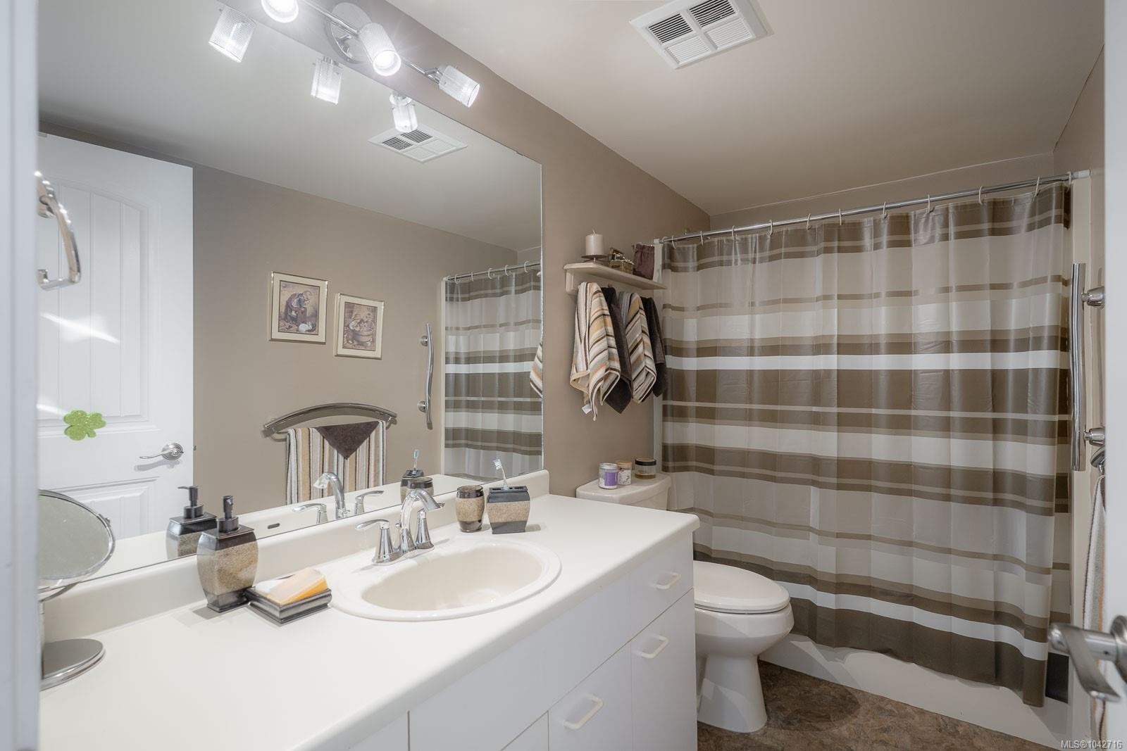#202-9958 Daniel St, Chemainus, BC