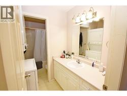 Main 4 pc bathroom with laundry -