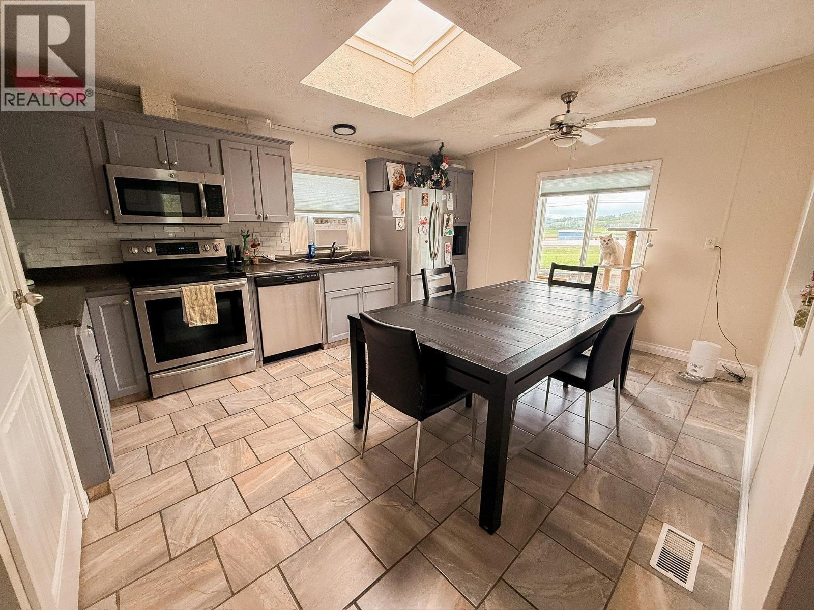 9805 E 98 Avenue, Taylor, BC - Indoor Photo Showing Kitchen