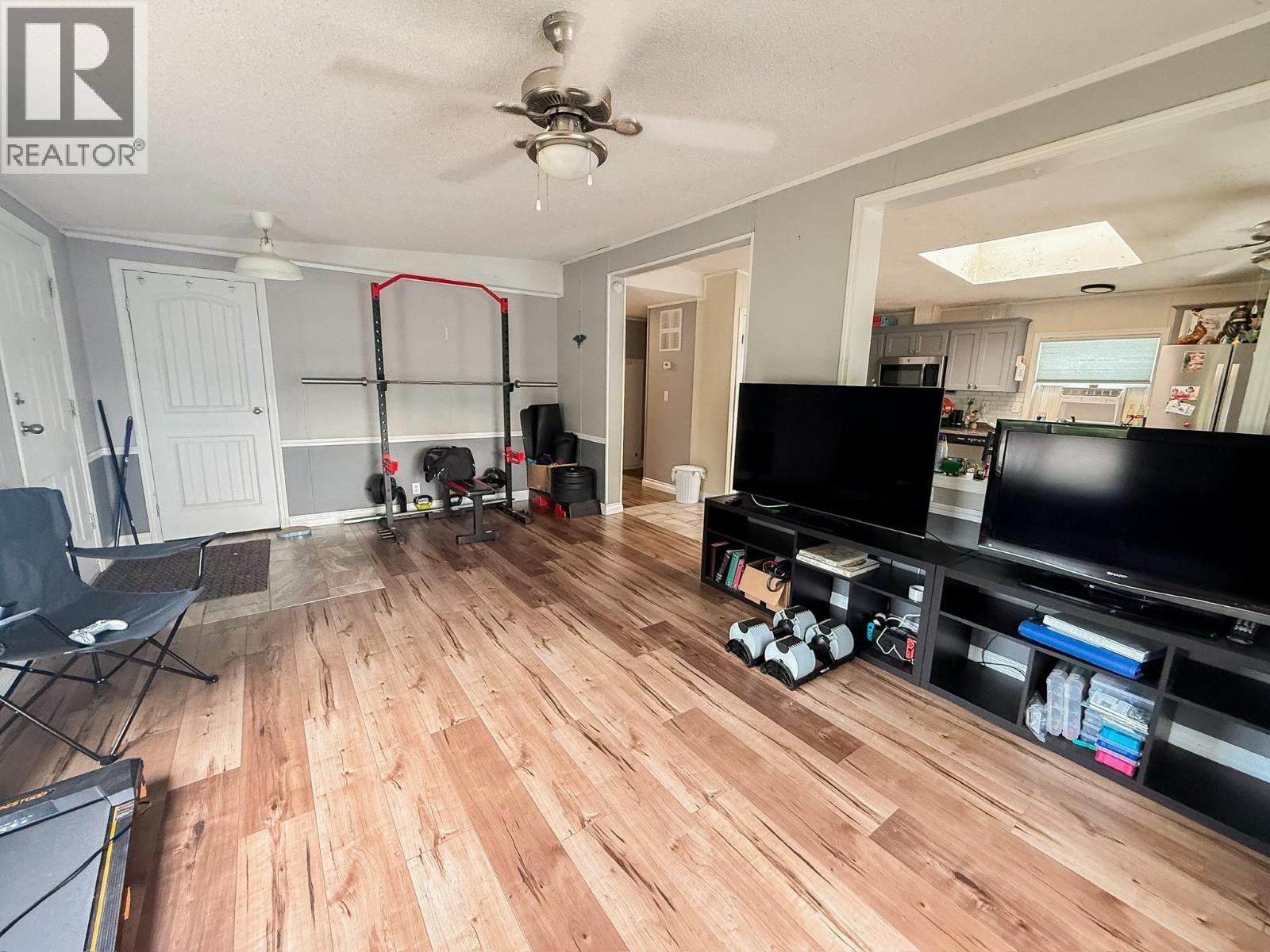 9805 E 98 Avenue, Taylor, BC - Indoor Photo Showing Living Room