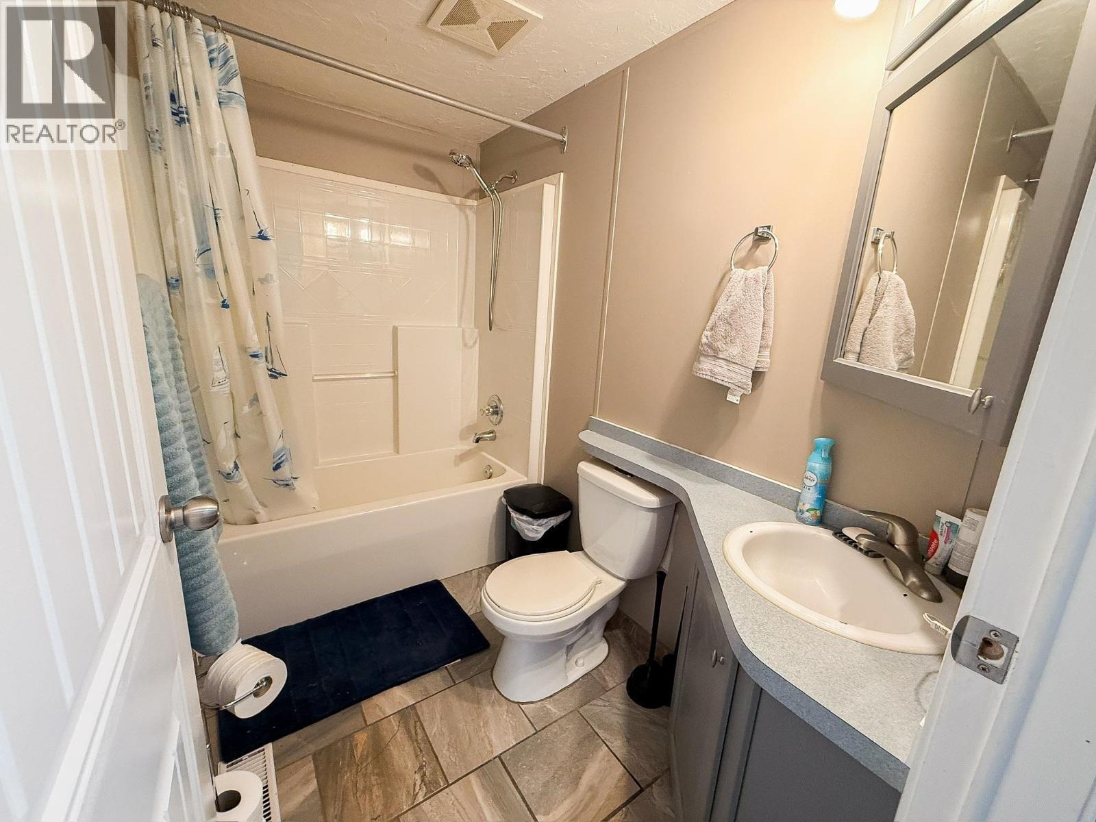 9805 E 98 Avenue, Taylor, BC - Indoor Photo Showing Bathroom