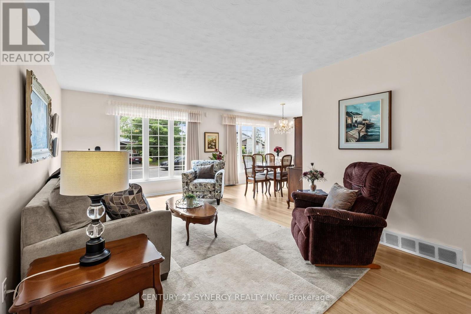 2201 Haig Drive, Ottawa, ON - Indoor Photo Showing Living Room