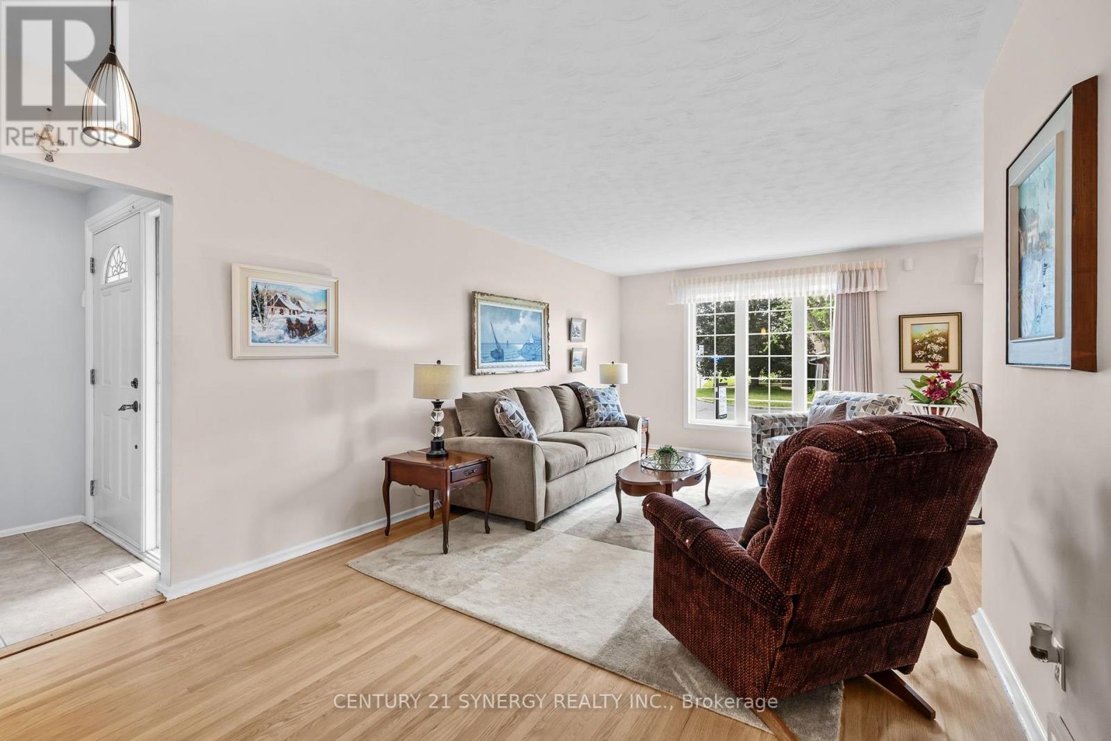 2201 Haig Drive, Ottawa, ON - Indoor Photo Showing Living Room