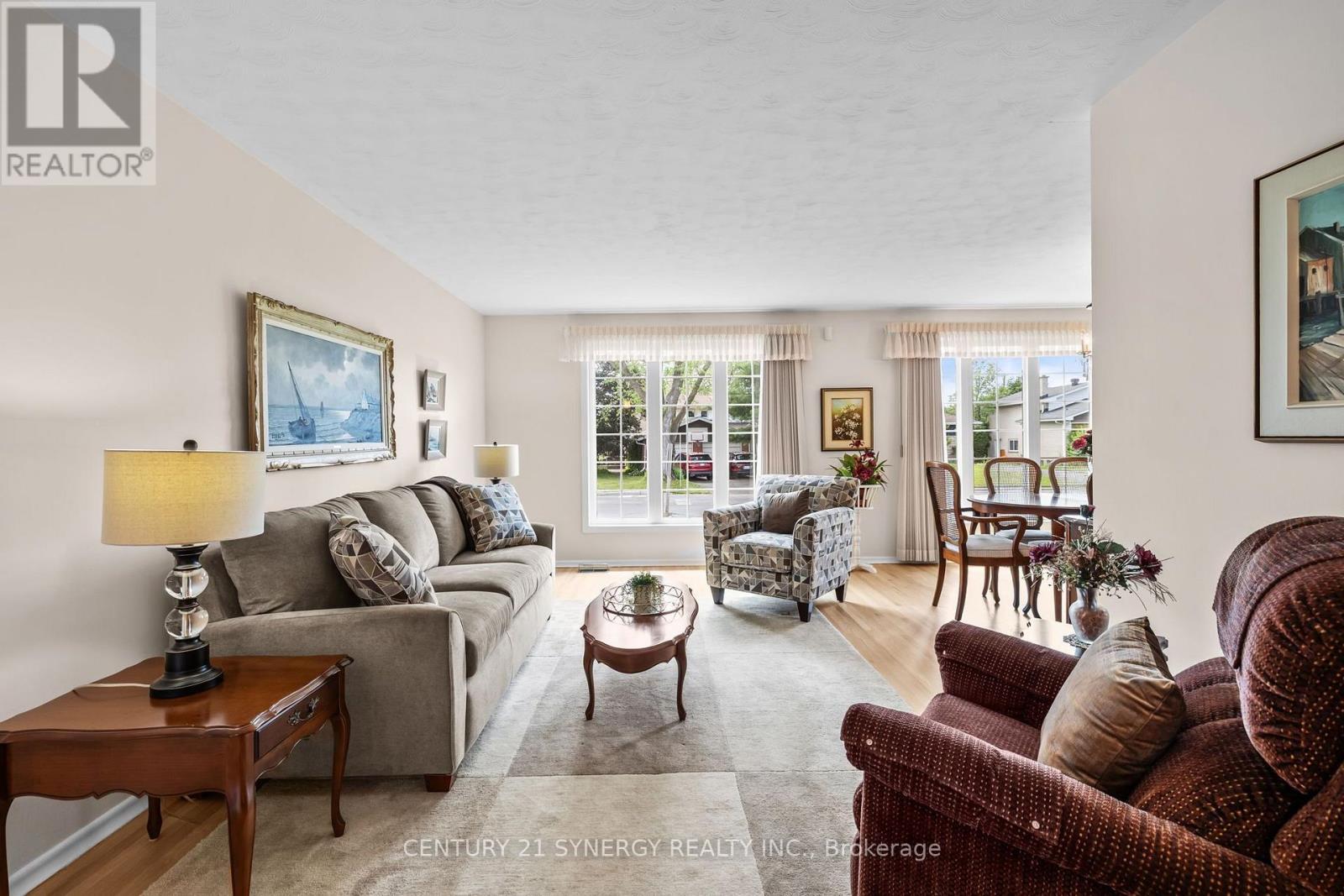 2201 Haig Drive, Ottawa, ON - Indoor Photo Showing Living Room