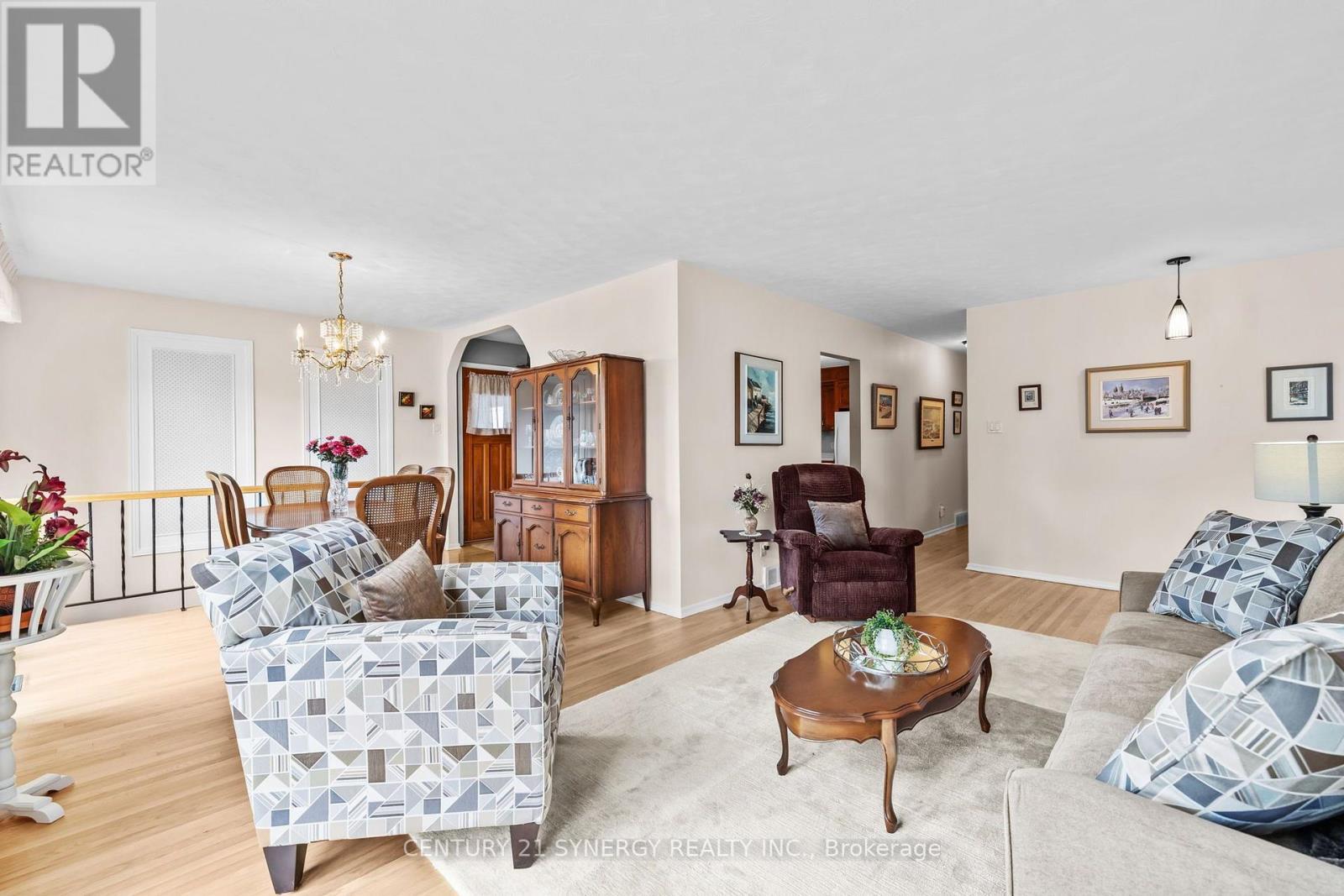2201 Haig Drive, Ottawa, ON - Indoor Photo Showing Living Room