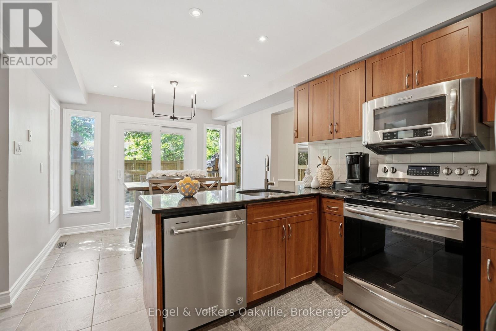 1245 Creekside Drive, Oakville (Wc Wedgewood Creek), ON