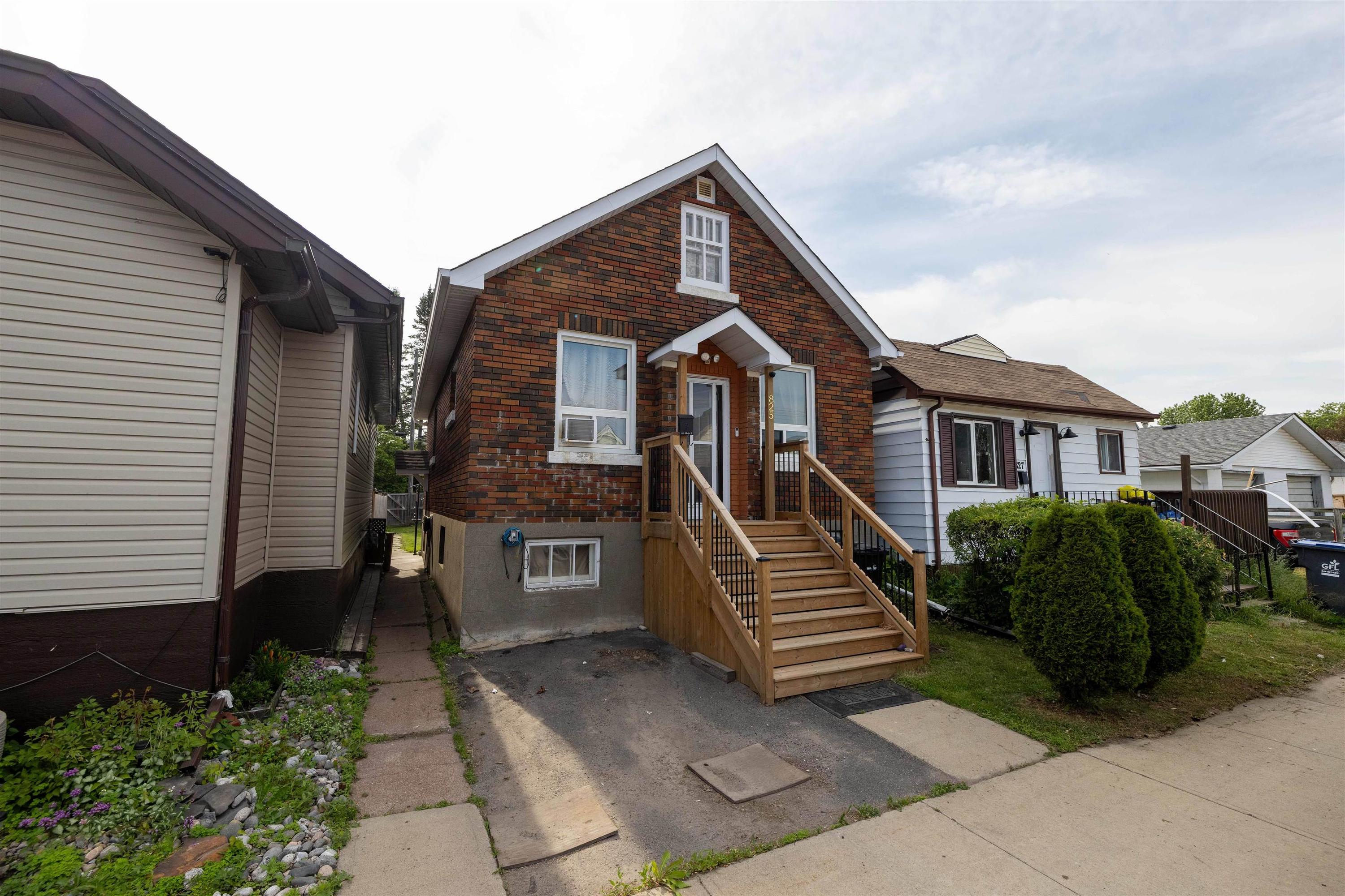 825 Alberta Street, Thunder Bay, ON