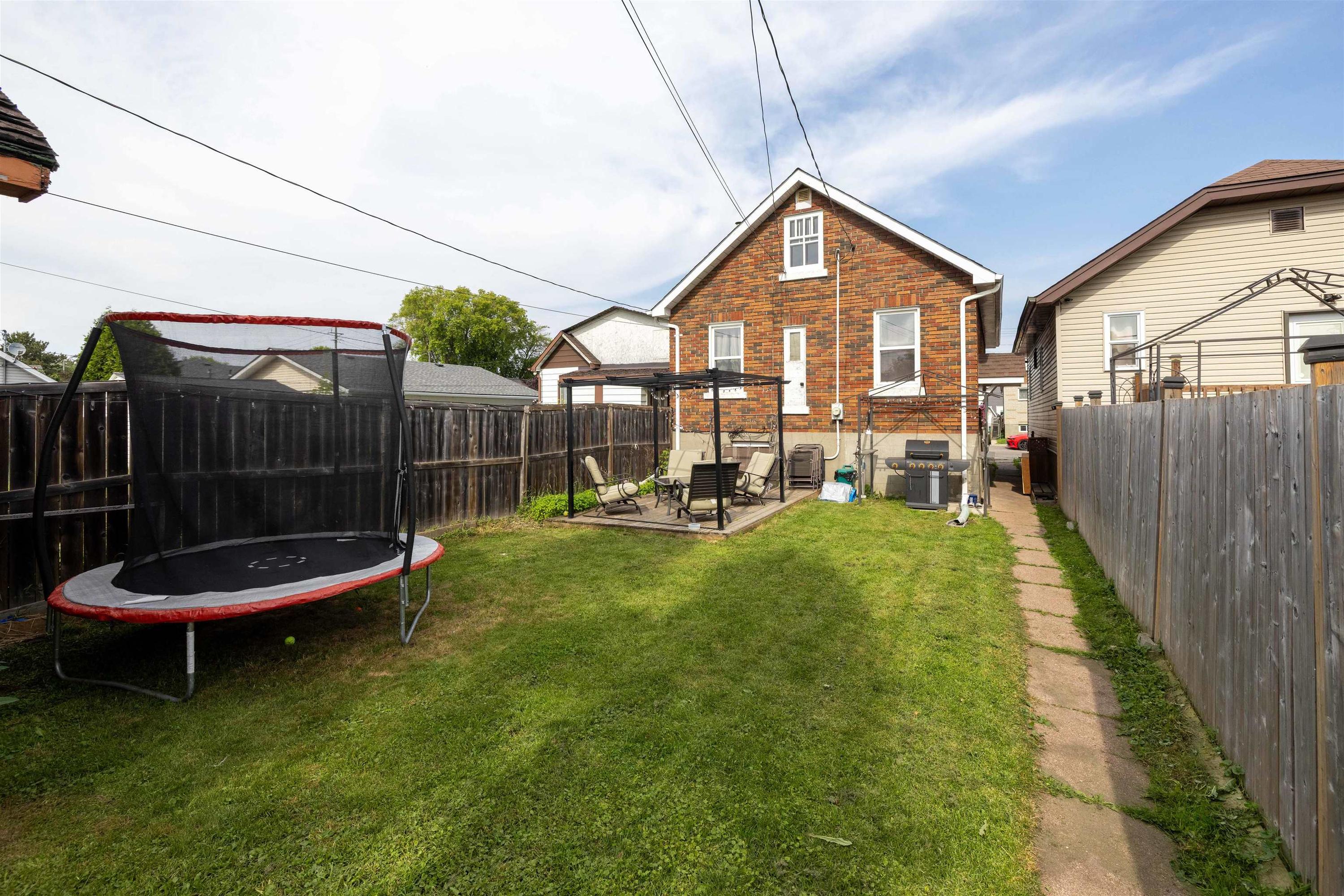 825 Alberta Street, Thunder Bay, ON