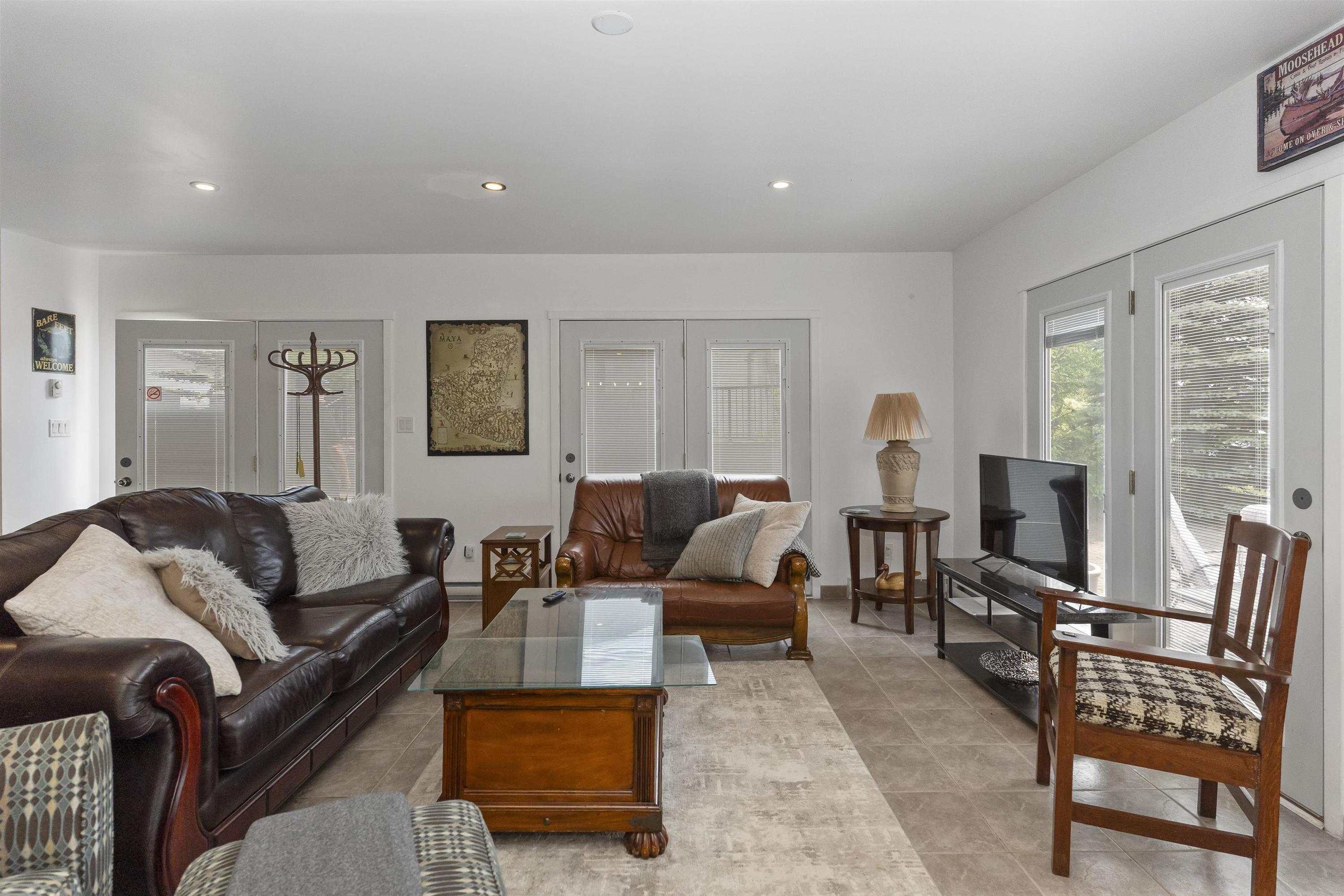 664 Memory Road, Neebing, ON - Indoor Photo Showing Living Room