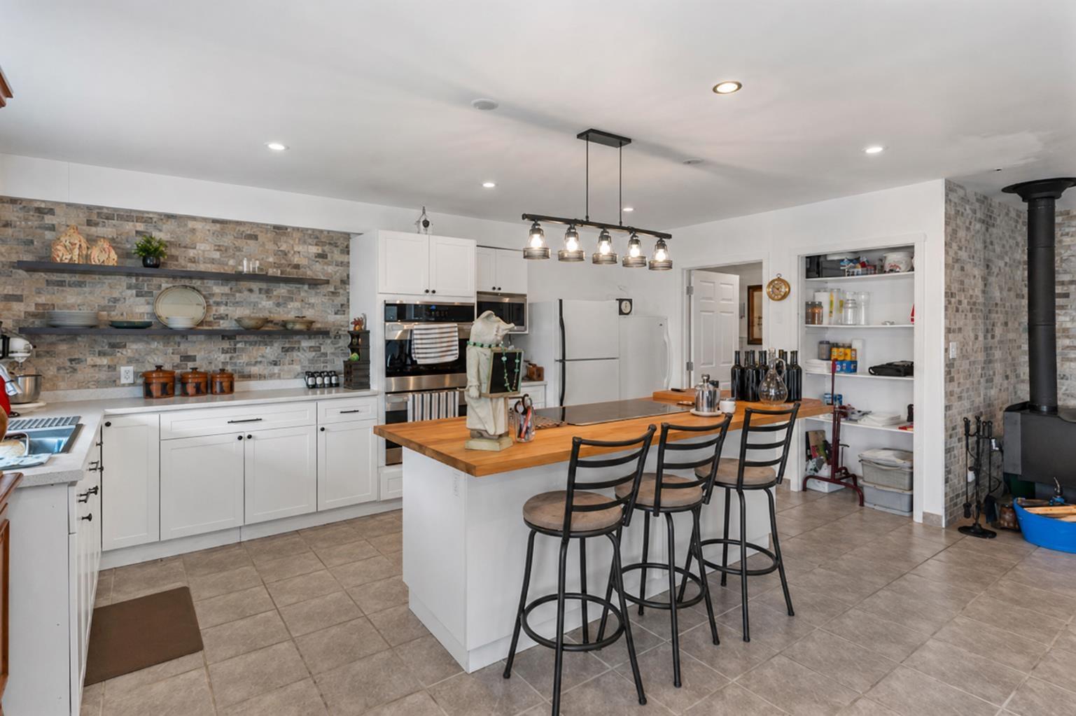 664 Memory Road, Neebing, ON - Indoor Photo Showing Kitchen