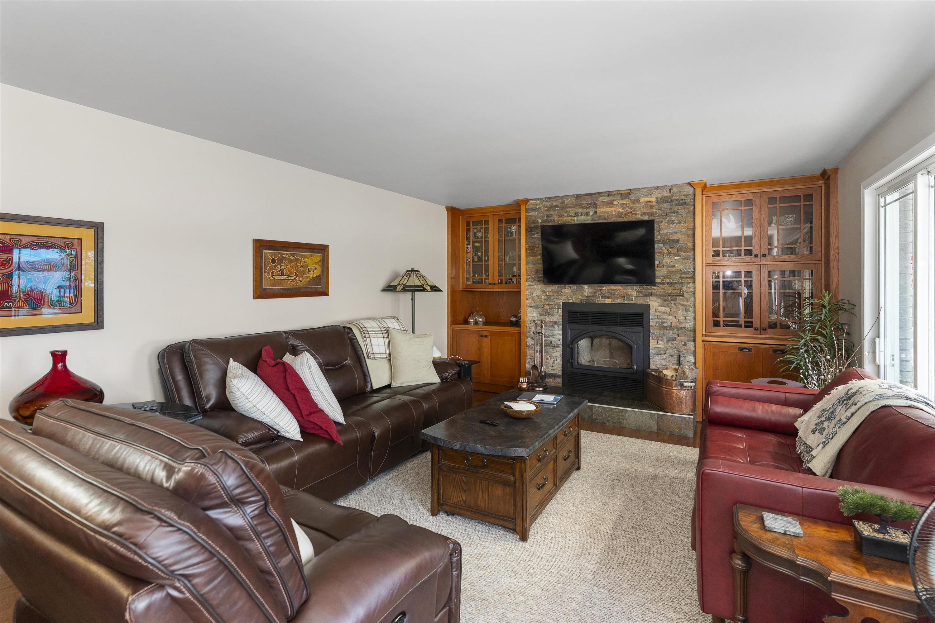 664 Memory Road, Neebing, ON - Indoor Photo Showing Living Room With Fireplace