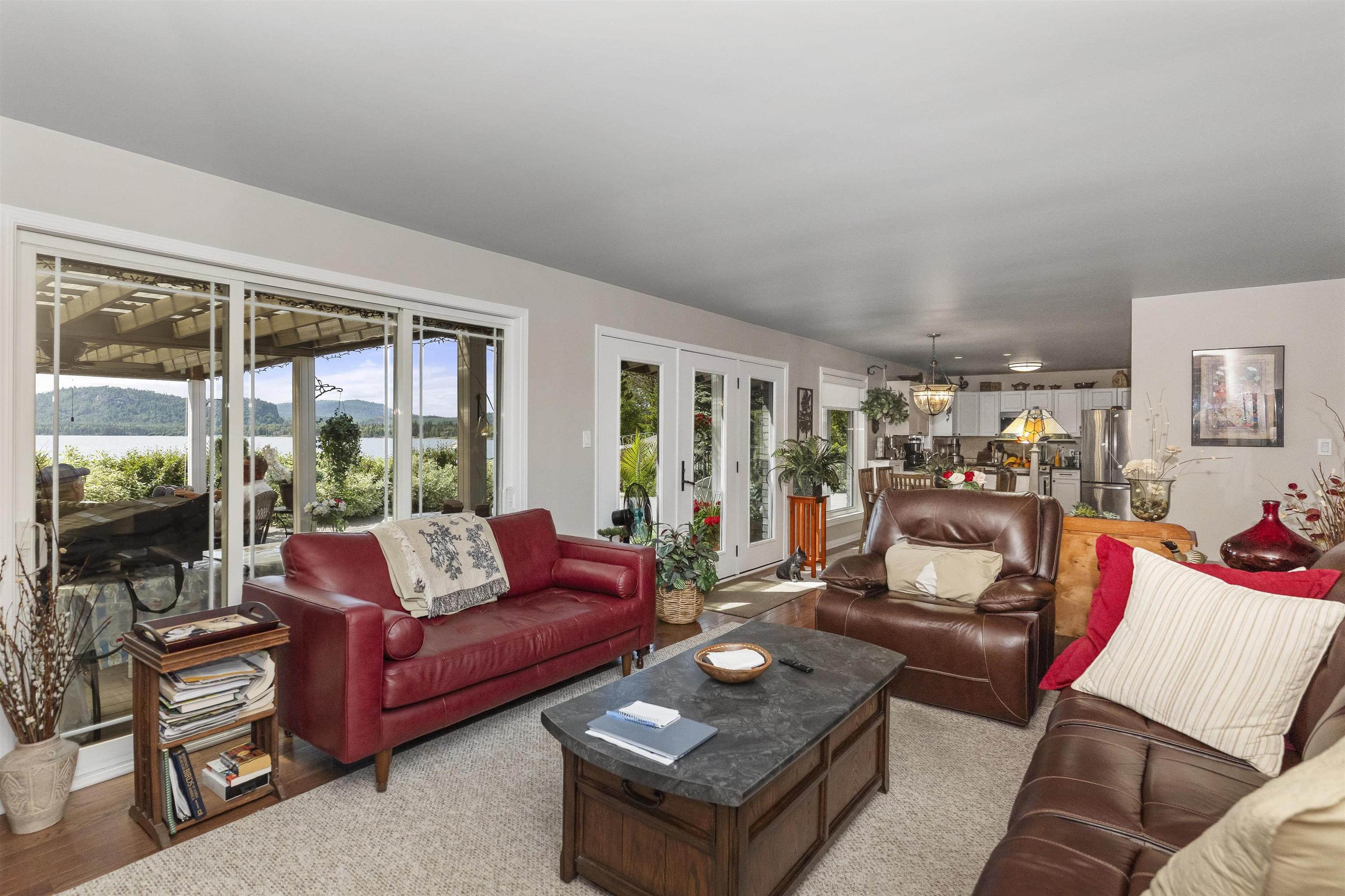 664 Memory Road, Neebing, ON - Indoor Photo Showing Living Room