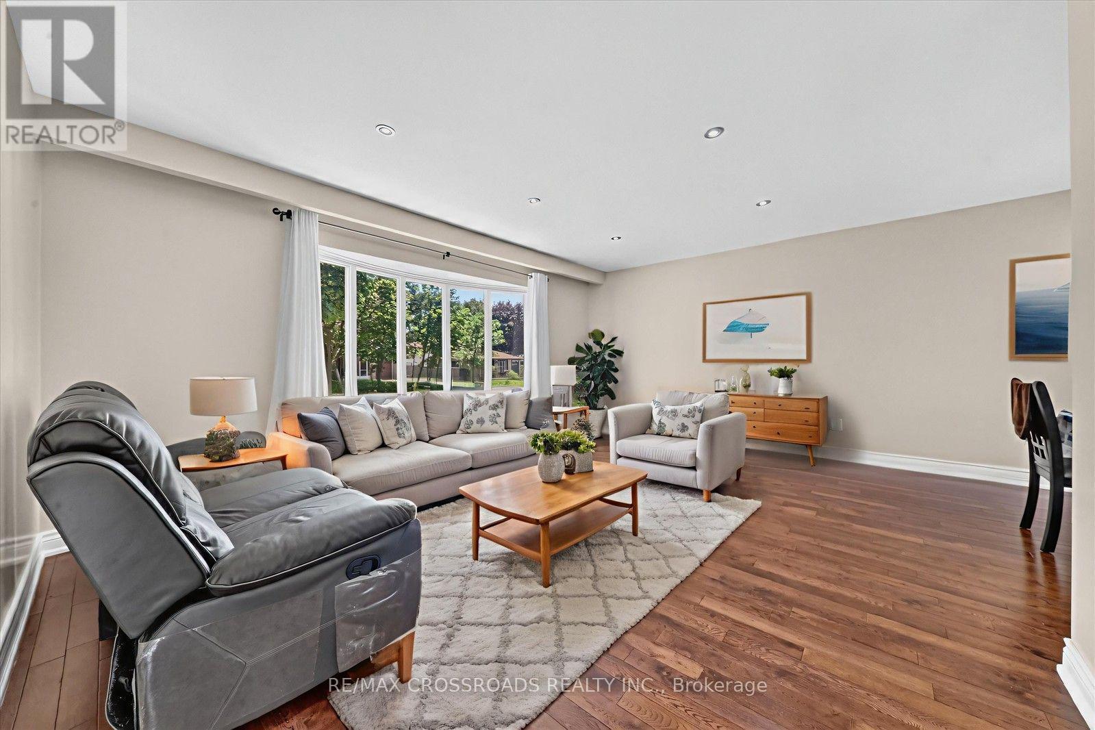 10 Gillbank Crescent S, Toronto, ON - Indoor Photo Showing Living Room