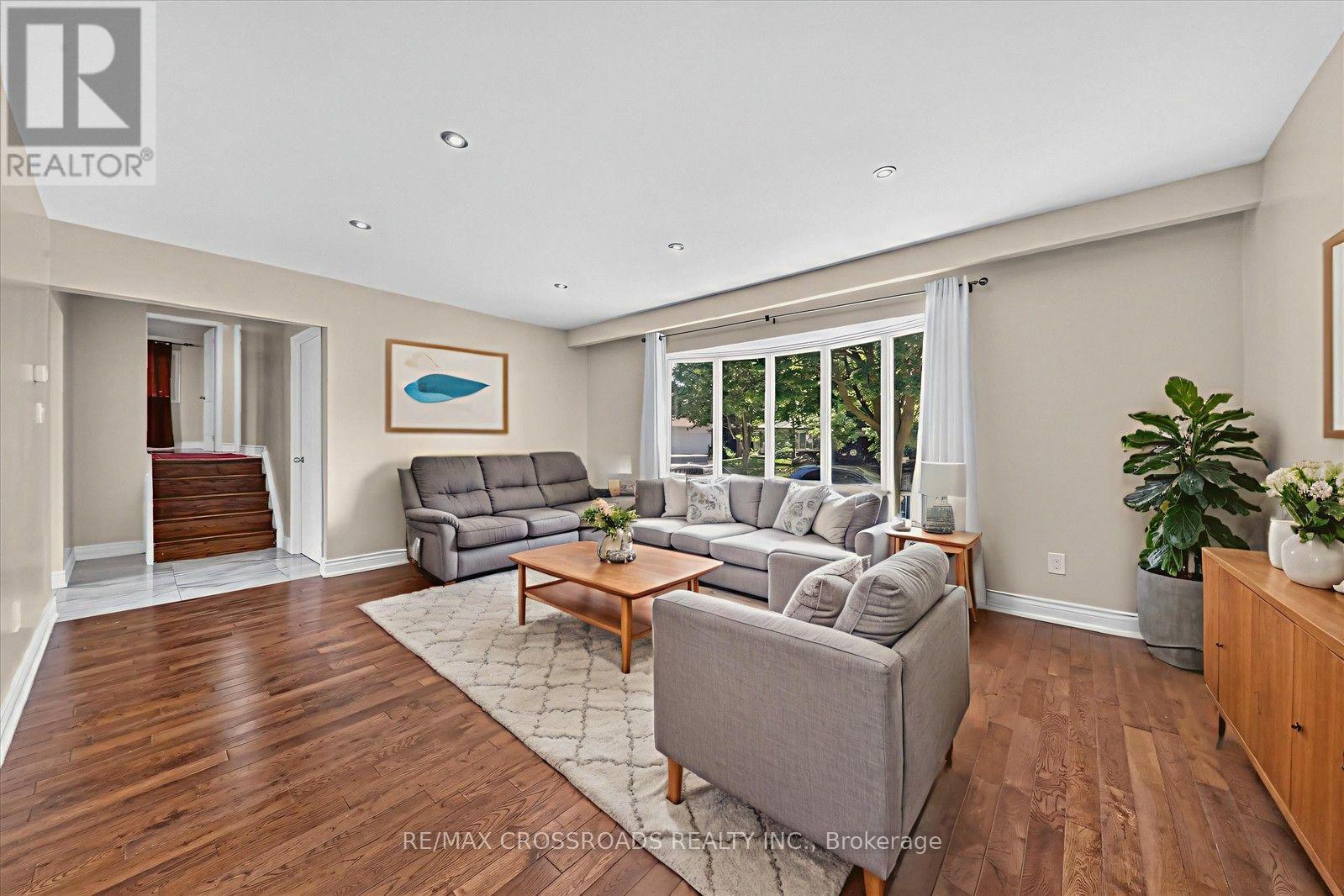 10 Gillbank Crescent S, Toronto, ON - Indoor Photo Showing Living Room
