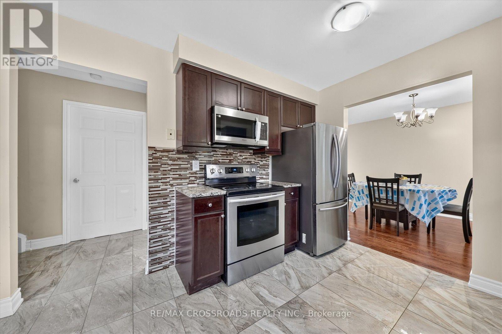 10 Gillbank Crescent S, Toronto, ON - Indoor Photo Showing Kitchen
