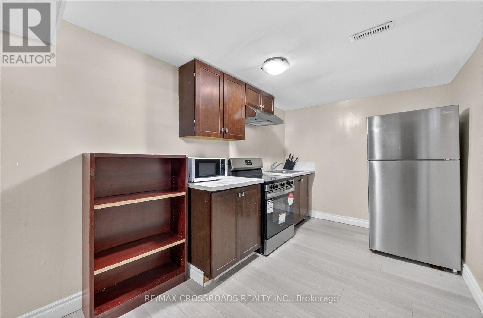 10 Gillbank Crescent S, Toronto, ON - Indoor Photo Showing Kitchen
