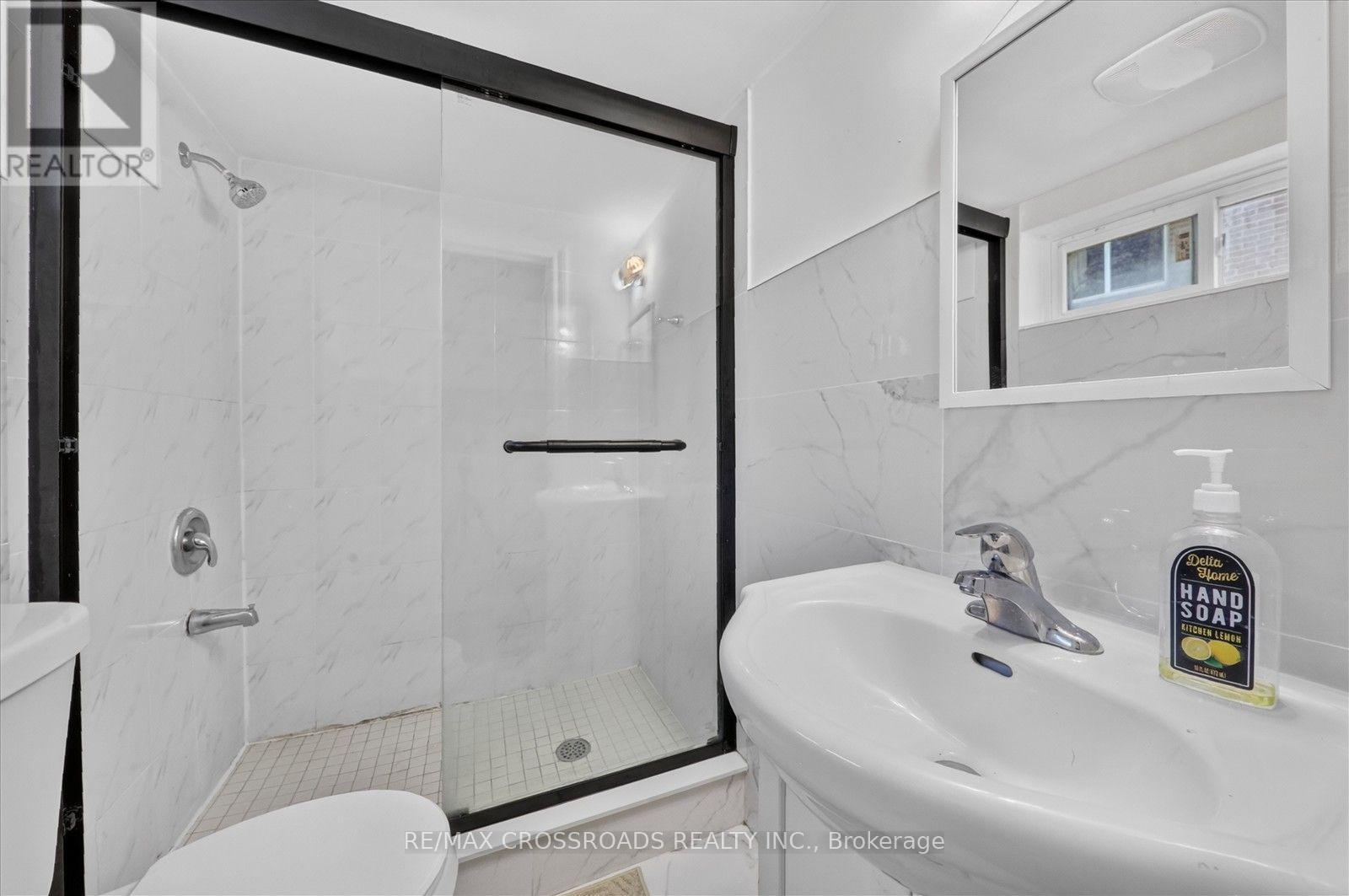 10 Gillbank Crescent S, Toronto, ON - Indoor Photo Showing Bathroom