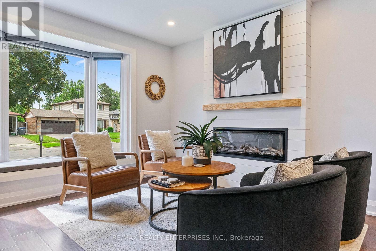 1829 Barsuda Drive, Mississauga, ON - Indoor Photo Showing Living Room With Fireplace