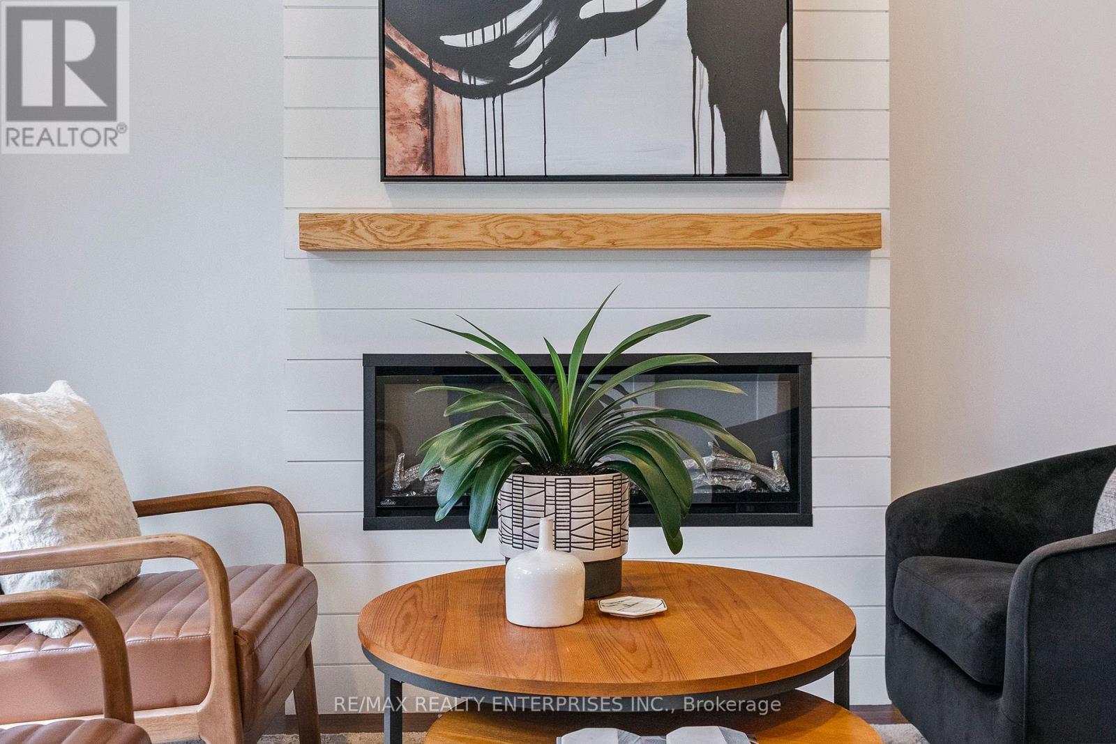 1829 Barsuda Drive, Mississauga, ON - Indoor Photo Showing Living Room With Fireplace
