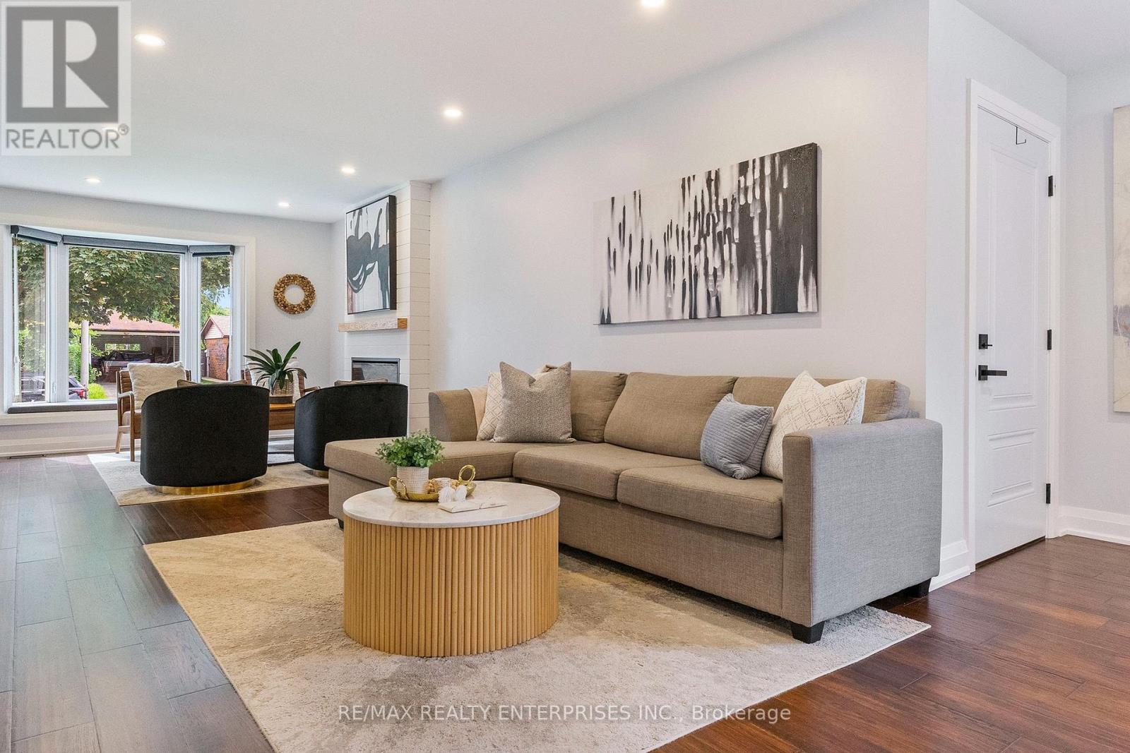 1829 Barsuda Drive, Mississauga, ON - Indoor Photo Showing Living Room