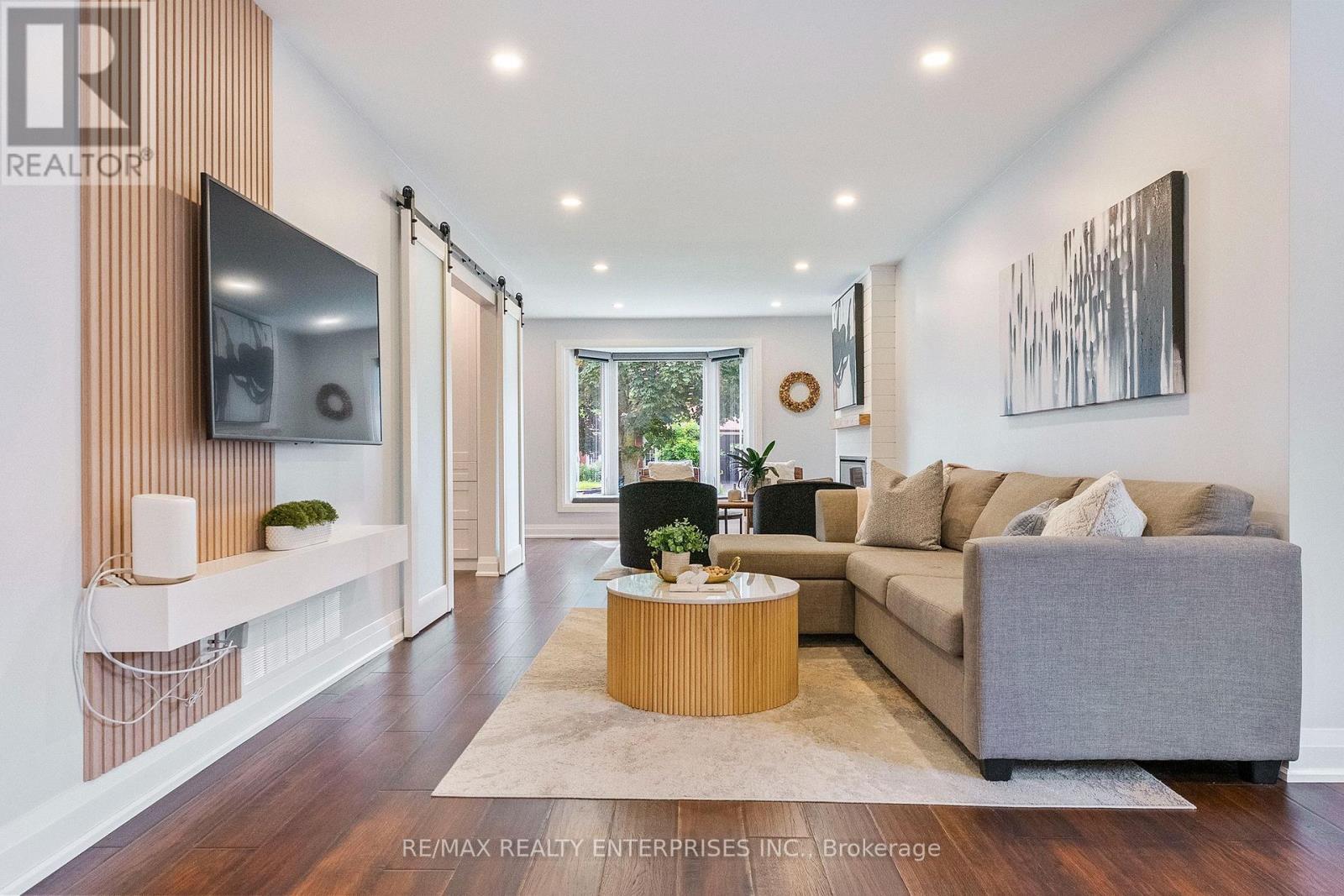 1829 Barsuda Drive, Mississauga, ON - Indoor Photo Showing Living Room