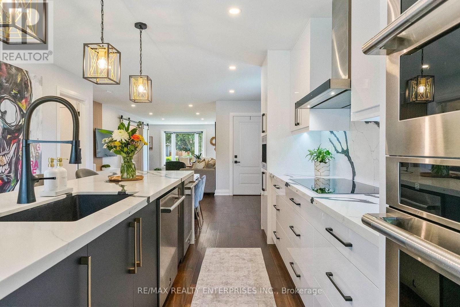 1829 Barsuda Drive, Mississauga, ON - Indoor Photo Showing Kitchen With Upgraded Kitchen