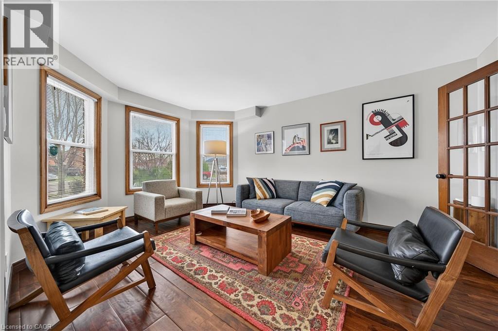 6 Regal Drive, Hamilton, ON - Indoor Photo Showing Living Room
