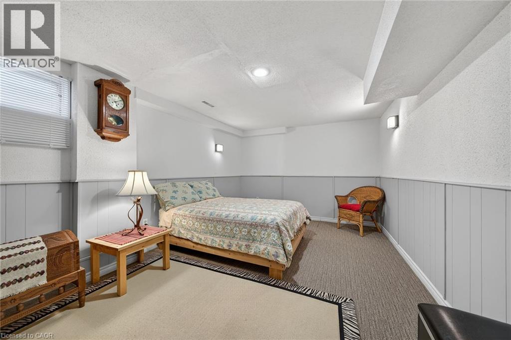 6 Regal Drive, Hamilton, ON - Indoor Photo Showing Bedroom