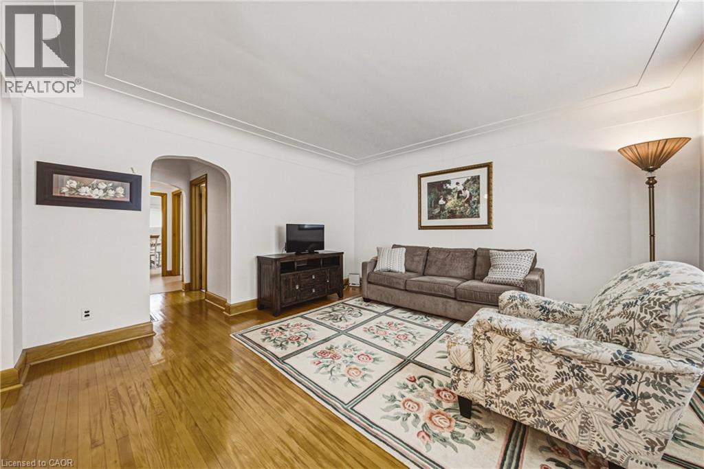 208 Glencarry Avenue, Hamilton, ON - Indoor Photo Showing Living Room