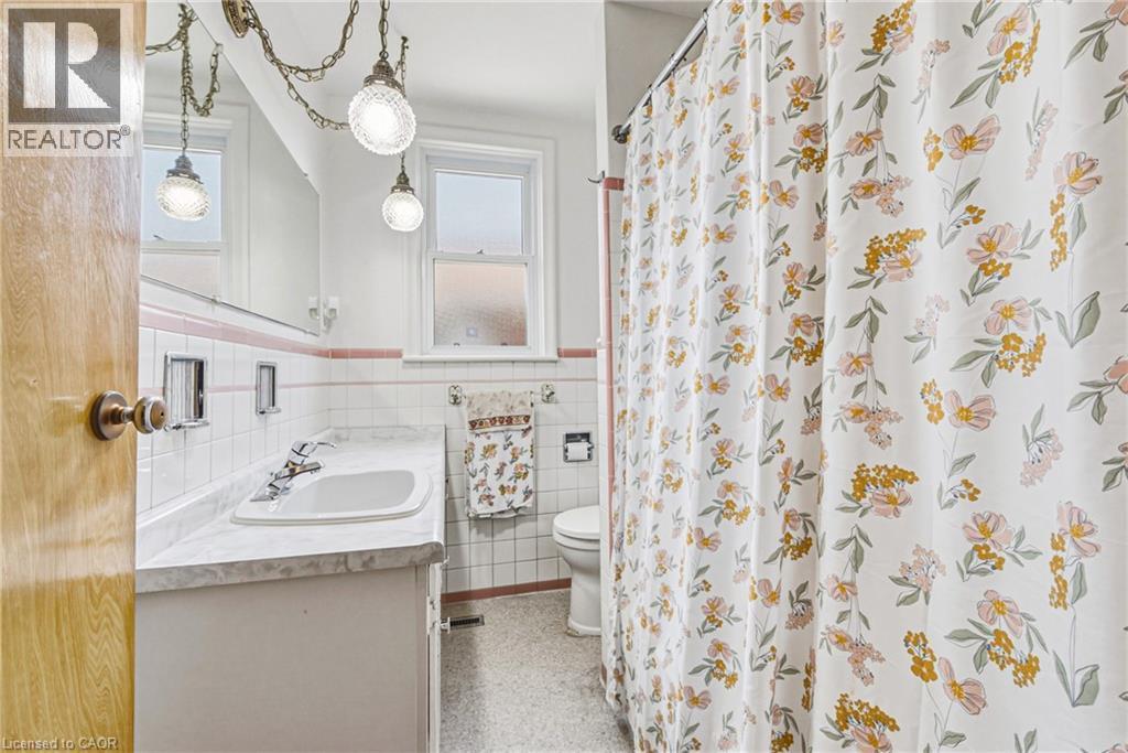 208 Glencarry Avenue, Hamilton, ON - Indoor Photo Showing Bathroom