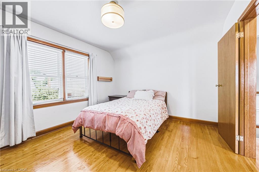 208 Glencarry Avenue, Hamilton, ON - Indoor Photo Showing Bedroom