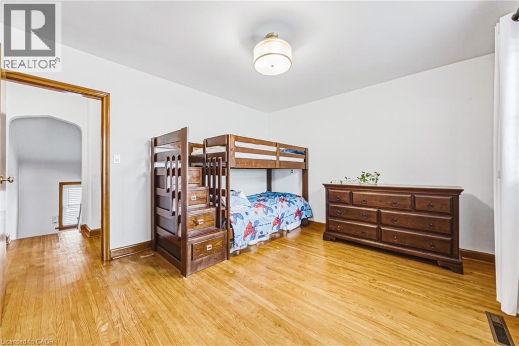208 Glencarry Avenue, Hamilton, ON - Indoor Photo Showing Bedroom
