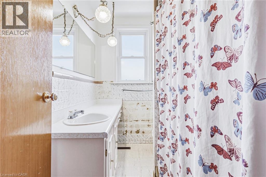 208 Glencarry Avenue, Hamilton, ON - Indoor Photo Showing Bathroom