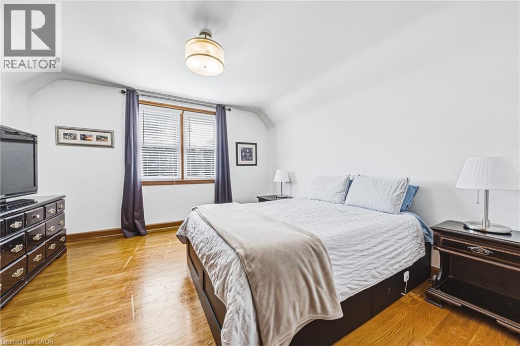 208 Glencarry Avenue, Hamilton, ON - Indoor Photo Showing Bedroom