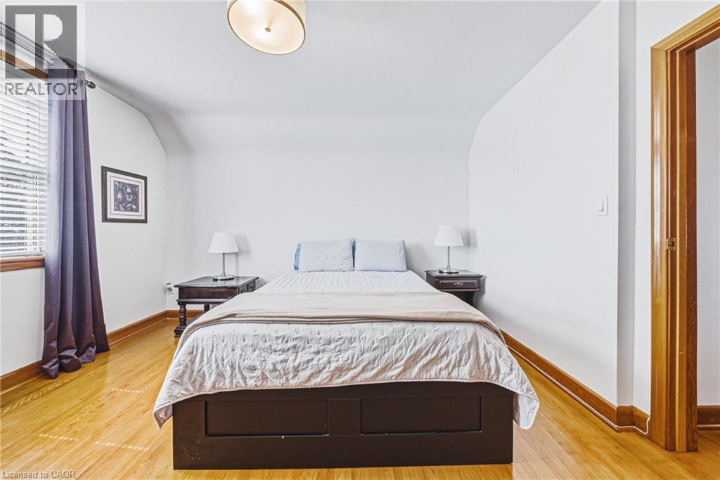 208 Glencarry Avenue, Hamilton, ON - Indoor Photo Showing Bedroom