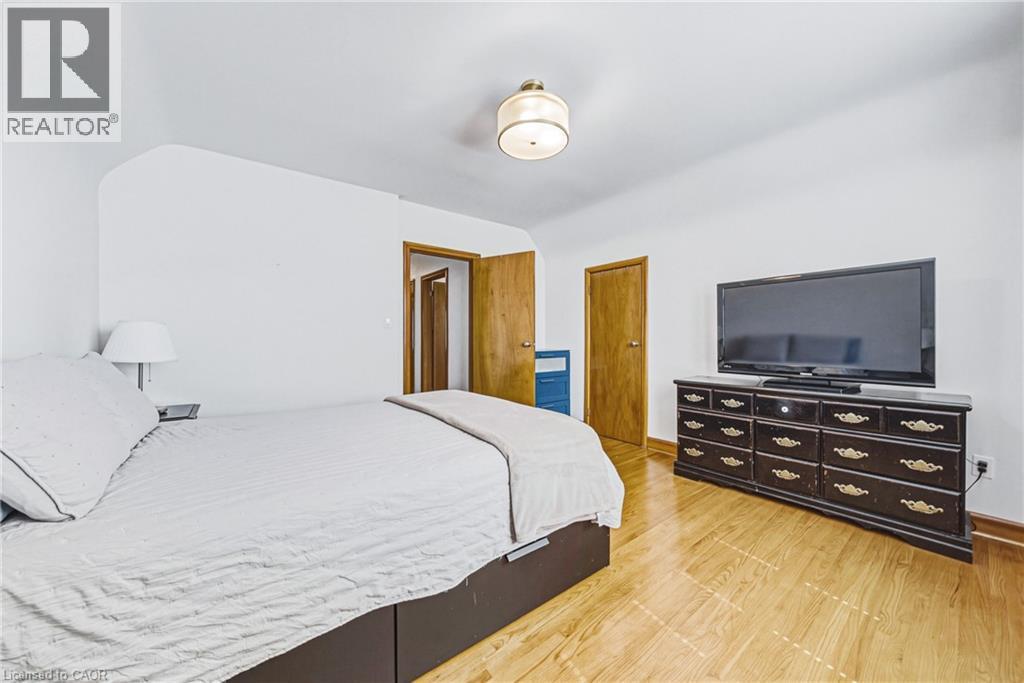 208 Glencarry Avenue, Hamilton, ON - Indoor Photo Showing Bedroom