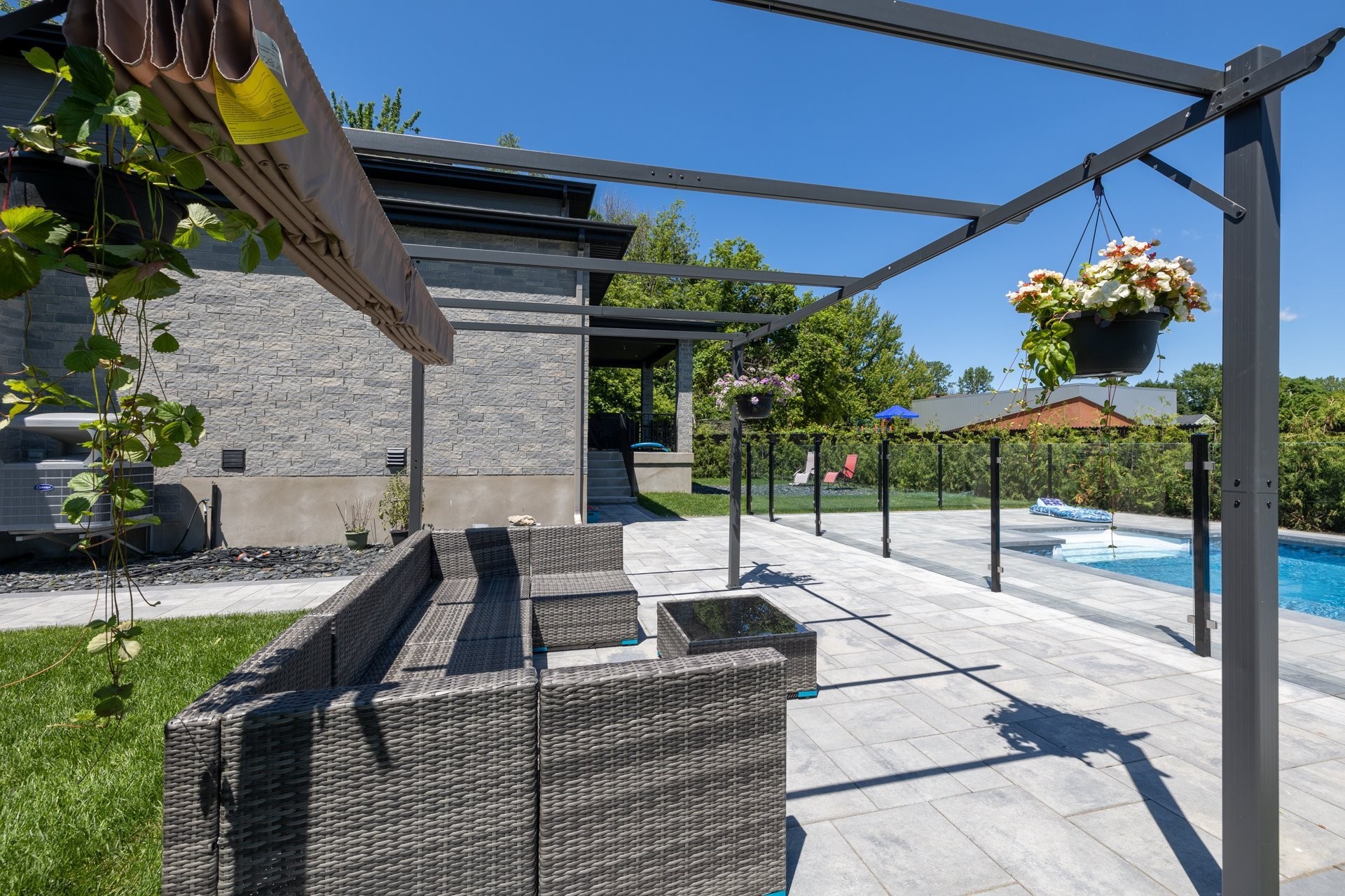 Cour - 38 142E Avenue, Notre-Dame-De-L'Île-Perrot, QC