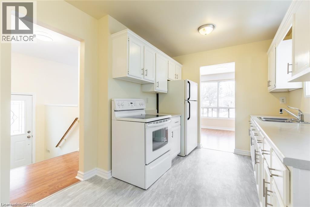 16 Garrow Drive, Hamilton, ON - Indoor Photo Showing Kitchen