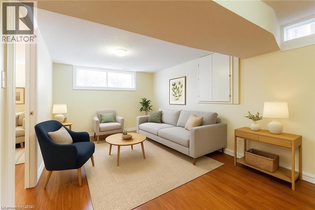 16 Garrow Drive, Hamilton, ON - Indoor Photo Showing Living Room