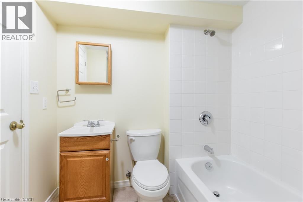16 Garrow Drive, Hamilton, ON - Indoor Photo Showing Bathroom