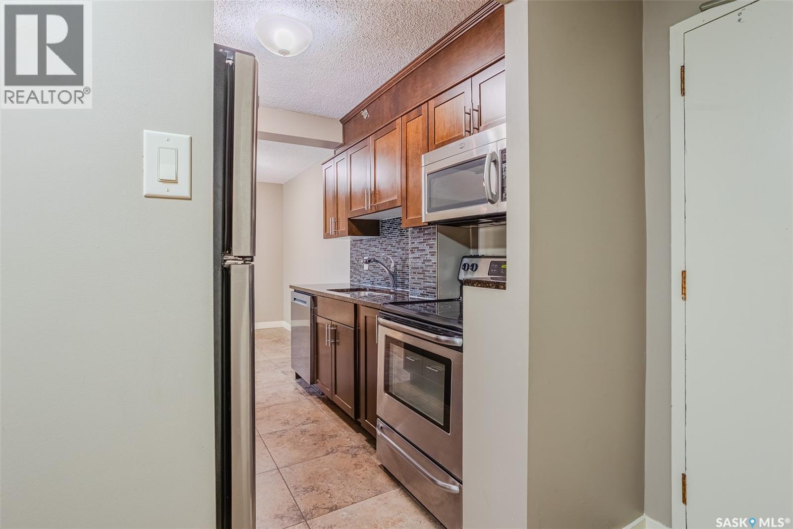 408 320 5Th Avenue N, Saskatoon, SK - Indoor Photo Showing Kitchen