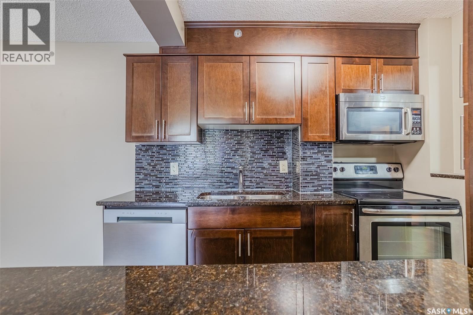 408 320 5Th Avenue N, Saskatoon, SK - Indoor Photo Showing Kitchen With Upgraded Kitchen